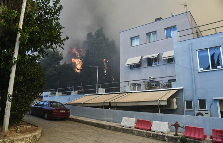 Η φωτιά κοντά στο «Καραμανδάνειο» παιδιατρικό νοσοκομείο (φωτ.: EUROKINISSI)