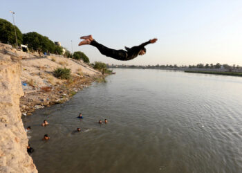 Μια βουτιά είναι ό,τι πρέπει! (φωτ. αρχείου: EPA / Ahmed Jalil)