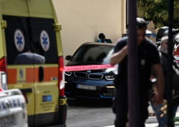 Το αυτοκίνητο που οδηγούσε ο 54χρονος τοπογράφος μηχανικός, ακριβώς στο σημείο της εκτέλεσης (φωτ.: EUROKINISSI / Σωτήρης Δημητρόπουλος)