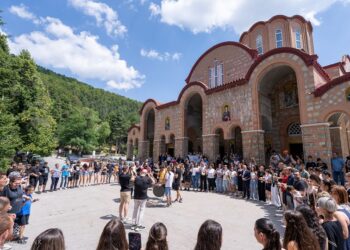 Τρανός χορός έξω από την Παναγία Σουμελά για τη λήξη του 26ου Συναπαντήματος Νεολαίας Ποντιακών Σωματείων (φωτ.: Flickr / Μητρόπολη Βεροίας / Γεράσιμος Μπεκές)