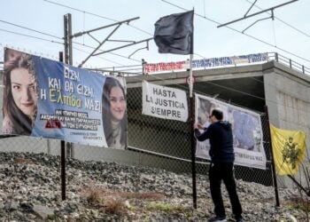 Φοιτητές σχολών καλών τεχνών κατέθεσαν λουλούδια και στεφάνια στο σημείο του σιδηροδρομικού δυστυχήματος των Τεμπών (φωτ.: EUROKINISSI)