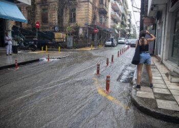 Χαρακτηριστικό στιγμιότυπο από πλημμυρισμένους δρόμους μετά από καταιγίδα στη Θεσσαλονίκη (φωτ.: ΜΟΤΙΟΝΤΕΑΜ/Βασίλης Βερβερίδης)