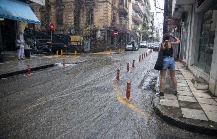 Χαρακτηριστικό στιγμιότυπο από πλημμυρισμένους δρόμους μετά από καταιγίδα στη Θεσσαλονίκη (φωτ.: ΜΟΤΙΟΝΤΕΑΜ/Βασίλης Βερβερίδης)