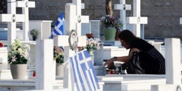 Στιγμιότυπο από την επιμνημόσυνη δέηση που τελέστηκε στο στρατιωτικό κοιμητήριο στον Τύμβο Μακεδονίτισσας, στη Λευκωσία, Σάββατο 20 Ιουλίου 2024 (φωτ.: ΑΠΕ-ΜΠΕ / Κάτια Χριστοδούλου)