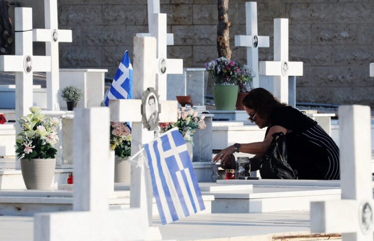 Στιγμιότυπο από την επιμνημόσυνη δέηση που τελέστηκε στο στρατιωτικό κοιμητήριο στον Τύμβο Μακεδονίτισσας, στη Λευκωσία, Σάββατο 20 Ιουλίου 2024 (φωτ.: ΑΠΕ-ΜΠΕ / Κάτια Χριστοδούλου)