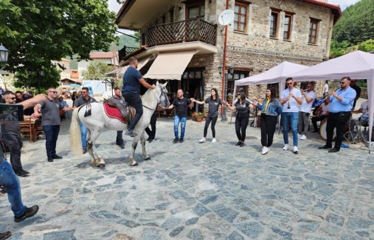 Οι καβαλάρηδες συμμετέχουν στο γλέντι στην πλατεία της Βλάστης (φωτ.: e-ptolemeos.gr/George Golemas, Dina Keramari)