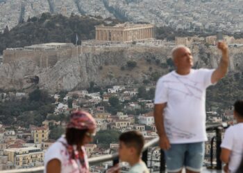 Σέλφι με φόντο την Ακρόπολη (φωτ.: ΑΠΕ-ΜΠΕ / Γιώργος Βιτσαράς)