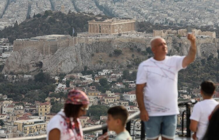 Σέλφι με φόντο την Ακρόπολη (φωτ.: ΑΠΕ-ΜΠΕ / Γιώργος Βιτσαράς)