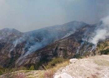 Καπνοί από τη φωτιά που συνεχίζει να καίει σε δύσβατο σημείο στο όρος Παγγαίο (Φωτ.: Facebook / enachannel.gr)