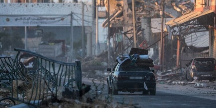 Αυτοκίνητο με πρόσφυγες εγκαταλείπει τη Ράφα ( φωτ.: ΑΠΕ-ΜΠΕ)