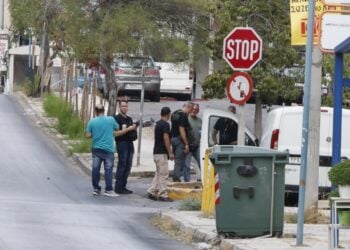 Κλιμάκιο του Τμήματος Εξουδετέρωσης Εκρηκτικών Μηχανισμών στο σημείο που δυο επιβαίνοντες σε μοτοσικλέτα πέταξαν τσάντα που περιείχε τρεις χειροβομβίδες.. Σάββατο 31 Αυγούστου 2024 (φωτ.: Eurokinissi/Γιώργος Κονταρίνης)