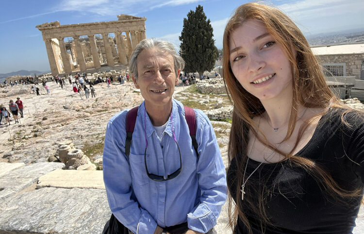 Η Λήδα Μανθοπούλου με τον πατέρα της, Αίαντα Μανθόπουλο, σε ευτυχισμένες στιγμές (φωτ.: facebook / Μανθοπούλου Λήδα)