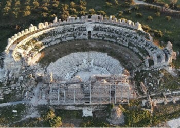 Άποψη του θεάτρου της Νικόπολης από ψηλά (φωτ.: υπουργείο Πολιτισμού)