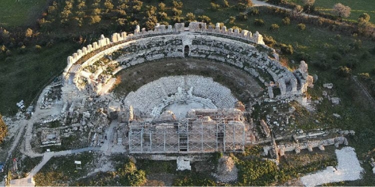 Άποψη του θεάτρου της Νικόπολης από ψηλά (φωτ.: υπουργείο Πολιτισμού)