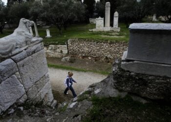 Μία γυναίκα επισκέπτεται το αρχαίο νεκροταφείο του Κεραμεικού, το αρχαιότερο και μεγαλύτερο νεκροταφείο της αρχαίας Αθήνας. (φωτ.: ΑΠΕ-ΜΠΕ/Ορέστης Παναγιώτου)