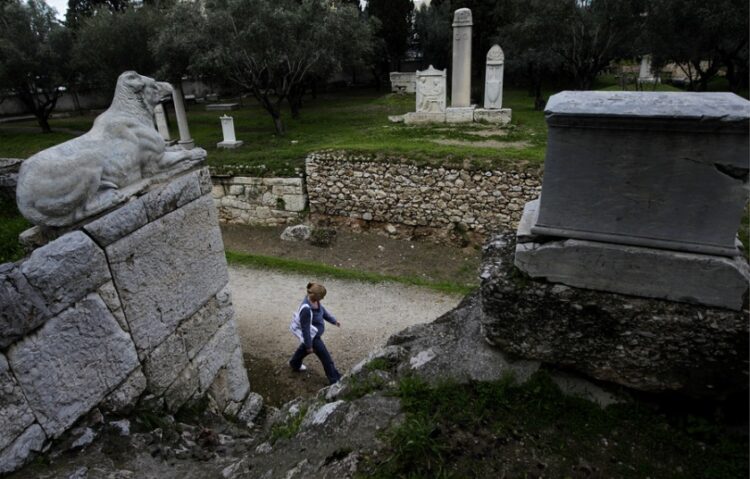 Μία γυναίκα επισκέπτεται το αρχαίο νεκροταφείο του Κεραμεικού, το αρχαιότερο και μεγαλύτερο νεκροταφείο της αρχαίας Αθήνας. (φωτ.: ΑΠΕ-ΜΠΕ/Ορέστης Παναγιώτου)