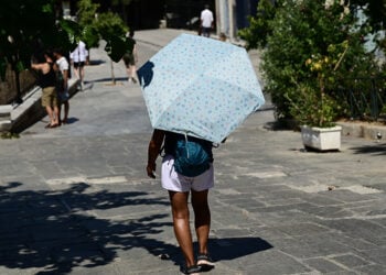 Βόλτα στην Πλάκα με... ομπρελίτσα για τον ήλιο (φωτ.: EUROKINISSI / Μιχάλης Καραγιάννης)