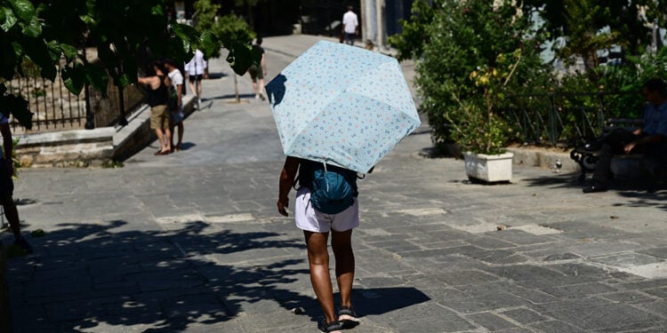 Βόλτα στην Πλάκα με... ομπρελίτσα για τον ήλιο (φωτ.: EUROKINISSI / Μιχάλης Καραγιάννης)