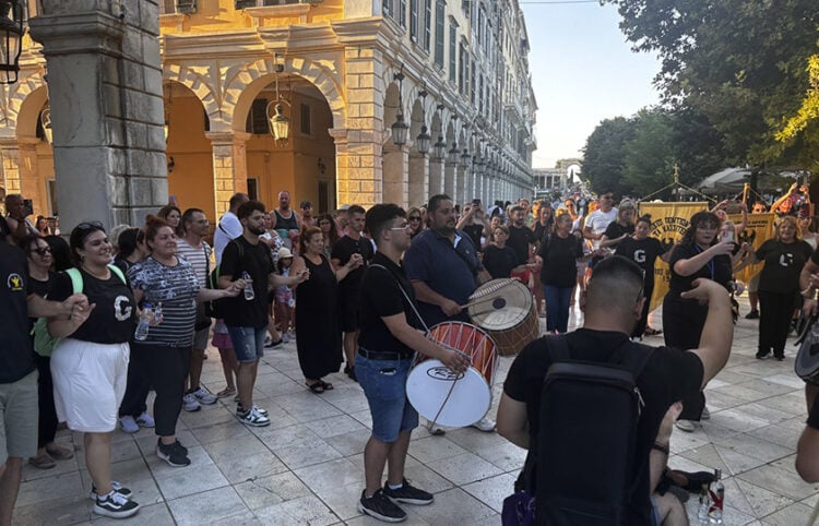 Αυτοσχέδιο ποντιακό γλέντι σε ένα από τα πιο αναγνωρίσιμα σημεία της Κέρκυρας, το Λιστόν (φωτ.: corfutvnews.gr)