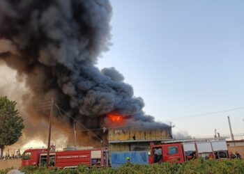 Το εργοστάσιο παραδόθηκε στις φλόγες (φωτ.: EUROKINISSI)