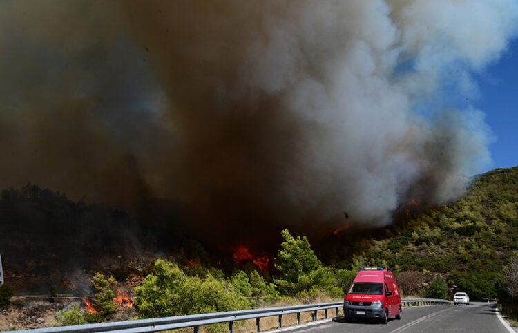 Εστία φωτιάς στη βορειοανατολική Αττική (φωτ.: EUROKINISSI / Τατιάνα Μπόλαρη)