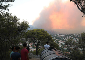 Κάτοικοι της Πεντέλης παρακολουθούν το μέτωπο της φωτιάς καθώς πλησιάζει προς την περιοχή τους (φωτ.: ΑΠΕ-ΜΠΕ / Γιώργος Βιτσαράς)