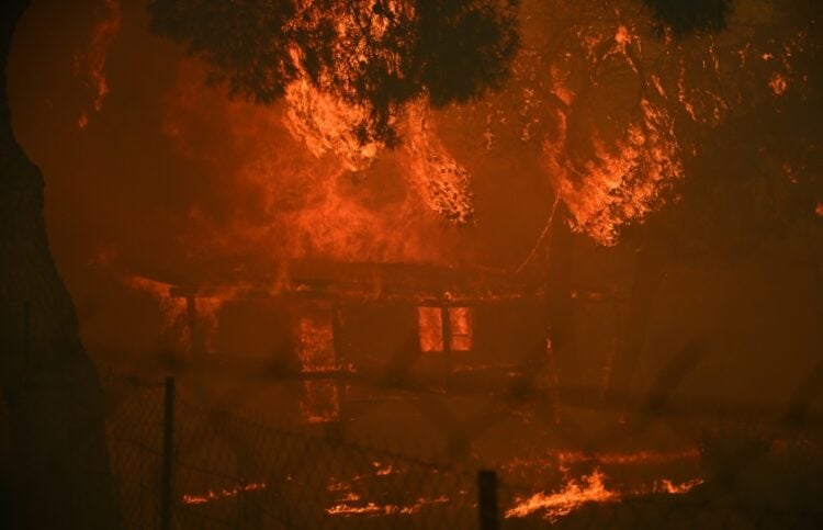 Στιγμιότυπο από τη φωτιά στην βορειοανατολική Αττική (φωτ.: EUROKINISSI/Κώστας Τζούμας)