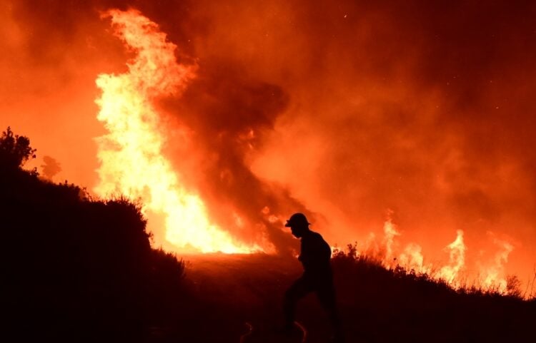 Για ένα ακόμη βράδυ, οι πυροσβέστες έδωσαν ολονύχτια μάχη με τις φλόγες (φωτ.: EUROKINISSI/Μιχάλης Καραγιάννης)