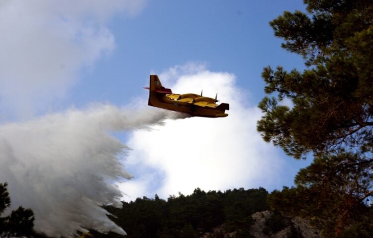 Πυροσβεστικό αεροσκάφος κάνει ρίψεις νερού (φωτ. αρχείου: EUROKINISSI/Αργύρης Μαντικός)