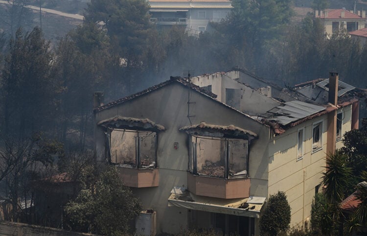 Καμένο σπίτι από την πυρκαγιά στη βορειοανατολική Αττική (φωτ.: EUROKINISSI / Τατιάνα Μπόλαρη)