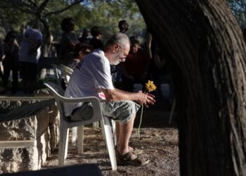 Συγγενής ενός από τους νεκρούς ομήρους θρηνεί στην κηδεία του στο κιμπούτς Νιρ Οζ, στο νότιο Ισραήλ (φωτ.: EPA/Abir Sultan)