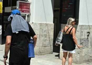 Αφόρητος ο καύσωνας στο κέντρο της Αθήνας (φωτ.: EUROKINISSI/Κώστας Τζούμας)