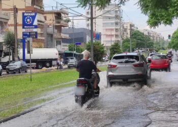 Σε ποτάμια μετατράπηκαν οι δρόμοι της Νέας Σμύρνης στην Αθήνα (φωτ.: EUROKINISSI/Γιάννης Παναγόπουλος)