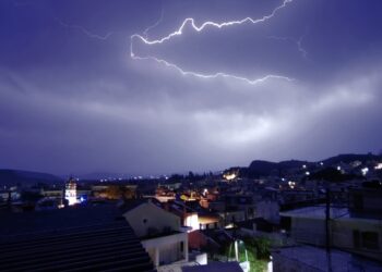 Κεραυνοί πάνω από το Ναύπλιο (φωτ. αρχείου: ΑΠΕ-ΜΠΕ/Ευάγγελος Μπουγιώτης)