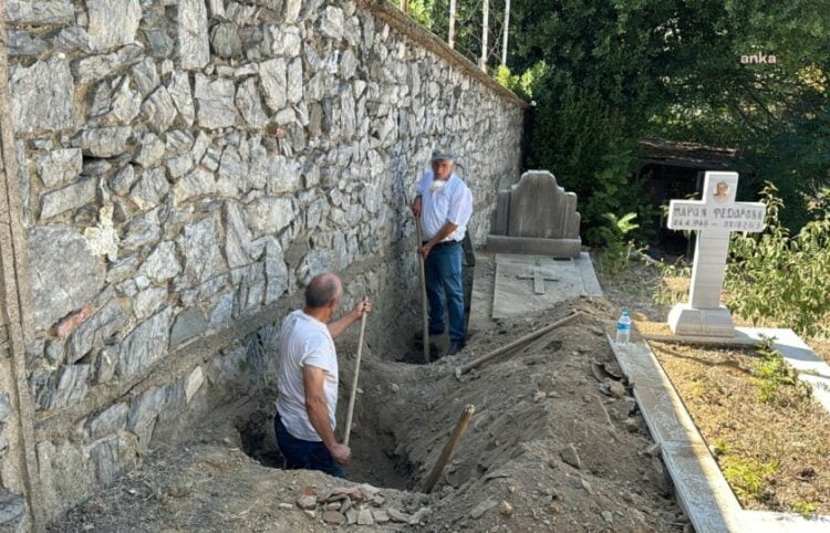 Εργάτες των κοιμητηρίων κλείνουν τις τρύπες στο κοιμητήριο του Αγίου Ελευθερίου (φωτ.: Χ/Kısa Dalga)