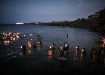 Συγγενείς των θυμάτων στη διάρκεια των δρώμενων για τη συμπλήρωση έξι χρόνων από την τραγική πυρκαγιά που κόστισε τη ζωή σε 104 ανθρώπους (φωτ.: EUROKINISSI/Θανάσης Δημόπουλος)