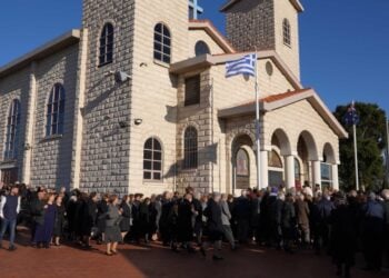 Δεκάδες κόσμου έξω από τον ιερό ναό Μεταμόρφωσης του Σωτήρος (φωτ.: Αρχιεπισκοπή Αυστραλίας)