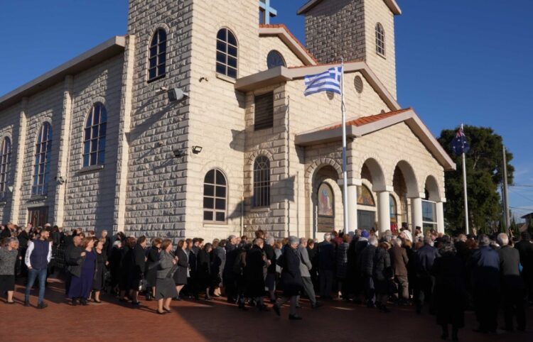 Δεκάδες κόσμου έξω από τον ιερό ναό Μεταμόρφωσης του Σωτήρος (φωτ.: Αρχιεπισκοπή Αυστραλίας)