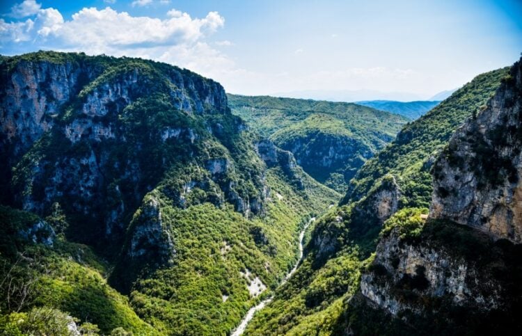 Αντίδοτο στη ζέστη των ημερών η δροσιά στο Ζαγόρι. Στη φωτογραφία διακρίνεται η χαράδρα του Βίκου (φωτ.: EUROKINISSI/Γιώργος Ευσταθίου)