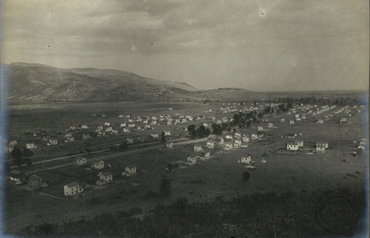 Νέα Καρβάλη. Η φωτογραφία είναι από το Εθνικό Ίδρυμα Ερευνών και Μελετών «Ελευθέριος Κ. Βενιζέλος»