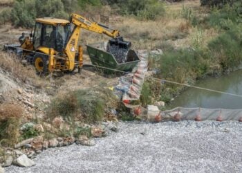 Ο Οργανισμός Λιμένα Βόλου μαζεύει τα νεκρά ψάρια από το προστατευτικό δίχτυ στην περιοχή Μπουρμπουλήθρα στις εκβολές του ρέματος Ξηριά (φωτ.: ΑΠΕ-ΜΠΕ/Νίκος Χατζηπολίτης)