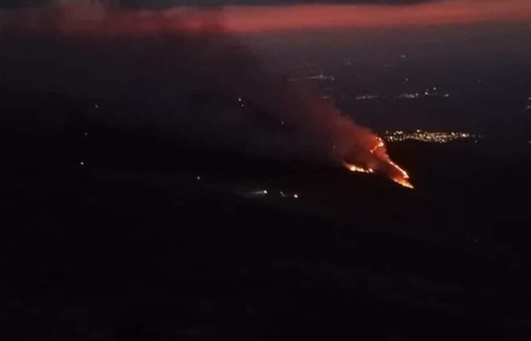 Η φωτιά στο Παγγαίο το βράδυ της Κυριακής (φωτ.: Διασωστική Ομάδα Καβάλας)