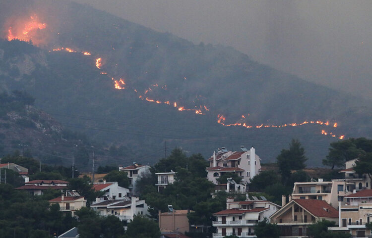 Το μέτωπο της φωτιάς πάνω από την Πεντέλη  (φωτ.: ΑΠΕ-ΜΠΕ / Γιώργος Βιτσαράς)