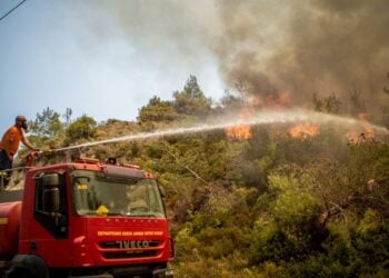 Κατάσβεση φωτιάς στη Ρόδο (φωτ.: EUROKINISSI/Λευτέρης Δαμιανίδης)