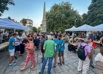 Η Πλατεία Καρατάσου στη Νάουσα γέμισε κόσμου που δοκίμασε street food α λα ποντιακά (φωτ.: Facebook / Εύξεινος Λέσχη Ποντίων Νάουσας - Εθνική Βιβλιοθήκη Αργυρουπόλεως)