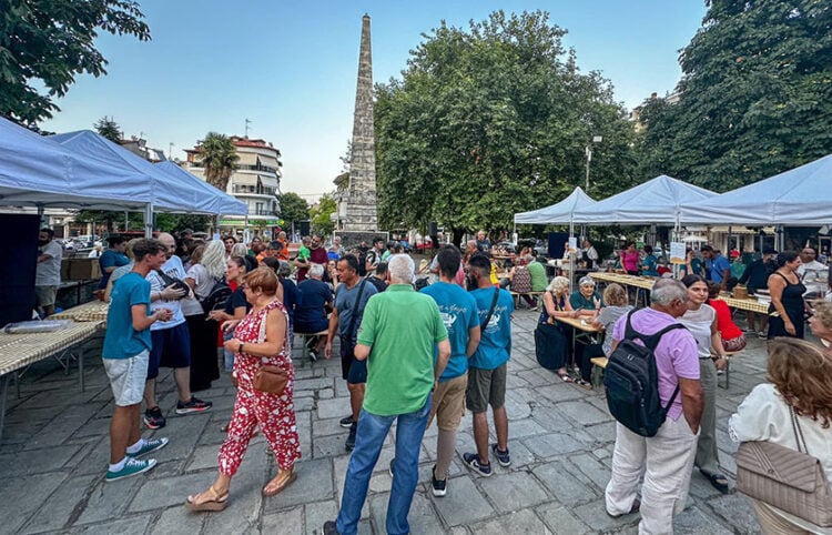 Η Πλατεία Καρατάσου στη Νάουσα γέμισε κόσμου που δοκίμασε street food α λα ποντιακά (φωτ.: Facebook / Εύξεινος Λέσχη Ποντίων Νάουσας - Εθνική Βιβλιοθήκη Αργυρουπόλεως)