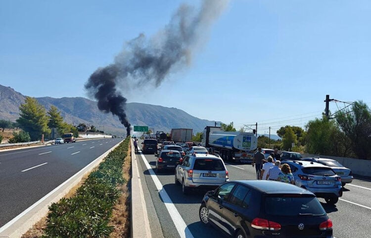 Ο καπνός στο βάθος είναι μετά την ανατροπή του βυτιοφόρου στο ύψος της Κινέτας (φωτ.: Facebook / Άγιοι Θεόδωροι / Agioi Theodoroi)