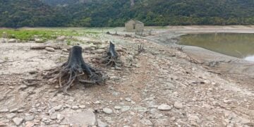 Φωτογραφία που δόθηκε, σήμερα, στη δημοσιότητα και εικονίζει το βυθισμένο οικισμό στην τεχνητή λίμνη του Πουρναρίου στην Άρτα, που αποκάλυψε η ξηρασία (φωτ.: ΑΠΕ-ΜΠΕ/STR)