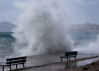 Ισχυροί άνεμοι και κύματα σε παραλία  (φωτ. αρχείου: Eurokinissi/Γιάννης Παναγόπουλος)