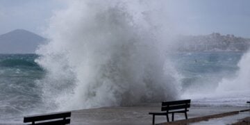 Ισχυροί άνεμοι και κύματα σε παραλία  (φωτ. αρχείου: Eurokinissi/Γιάννης Παναγόπουλος)